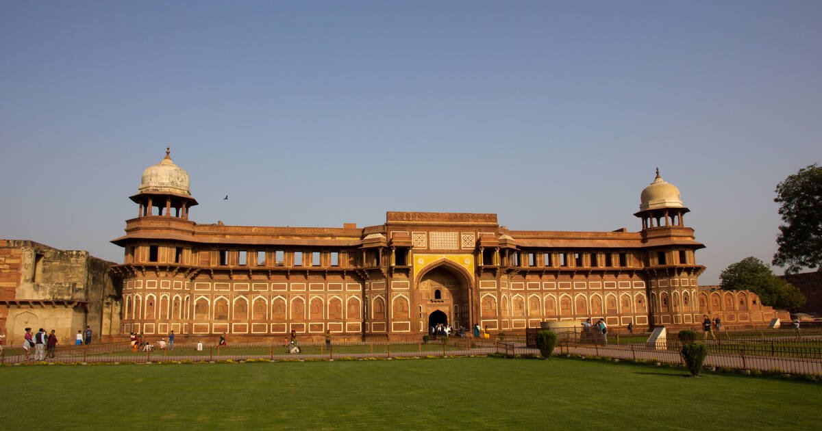  Delhi – Agra (210km / 3.5 hrs. approx.)